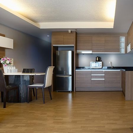 The Capital Resort @ Sukhumvit 50 Bangkok Luaran gambar A modern kitchen