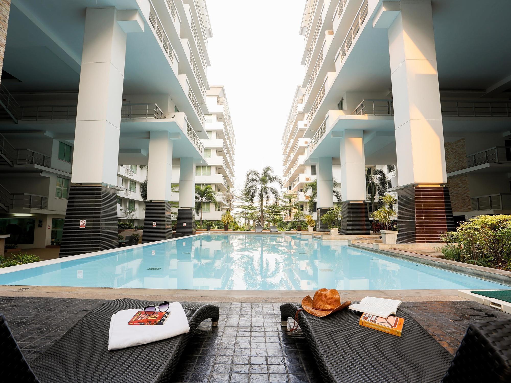 The Capital Resort @ Sukhumvit 50 Bangkok Luaran gambar The swimming pool at the complex