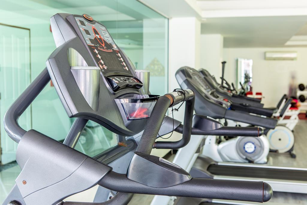 The Capital Resort @ Sukhumvit 50 Bangkok Luaran gambar Treadmills in a gym