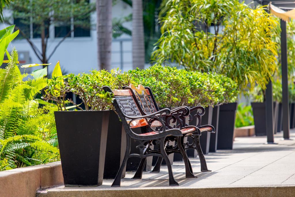 The Capital Resort @ Sukhumvit 50 Bangkok Luaran gambar Seating at the park