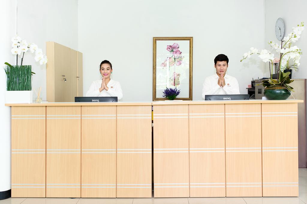 The Capital Resort @ Sukhumvit 50 Bangkok Luaran gambar Reception desk
