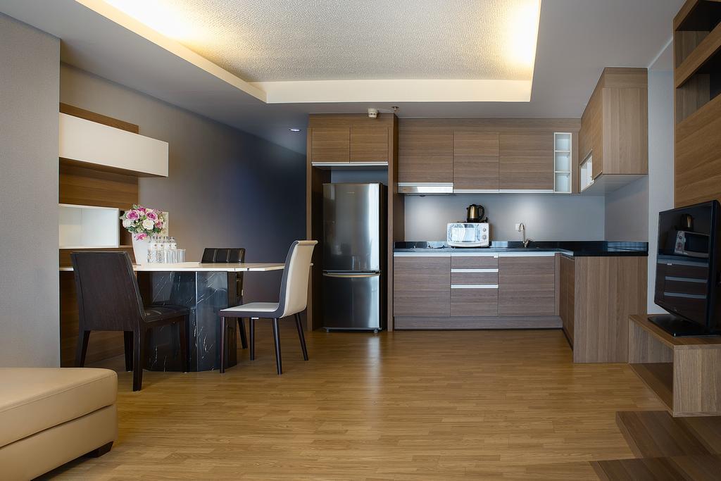 The Capital Resort @ Sukhumvit 50 Bangkok Luaran gambar A modern kitchen