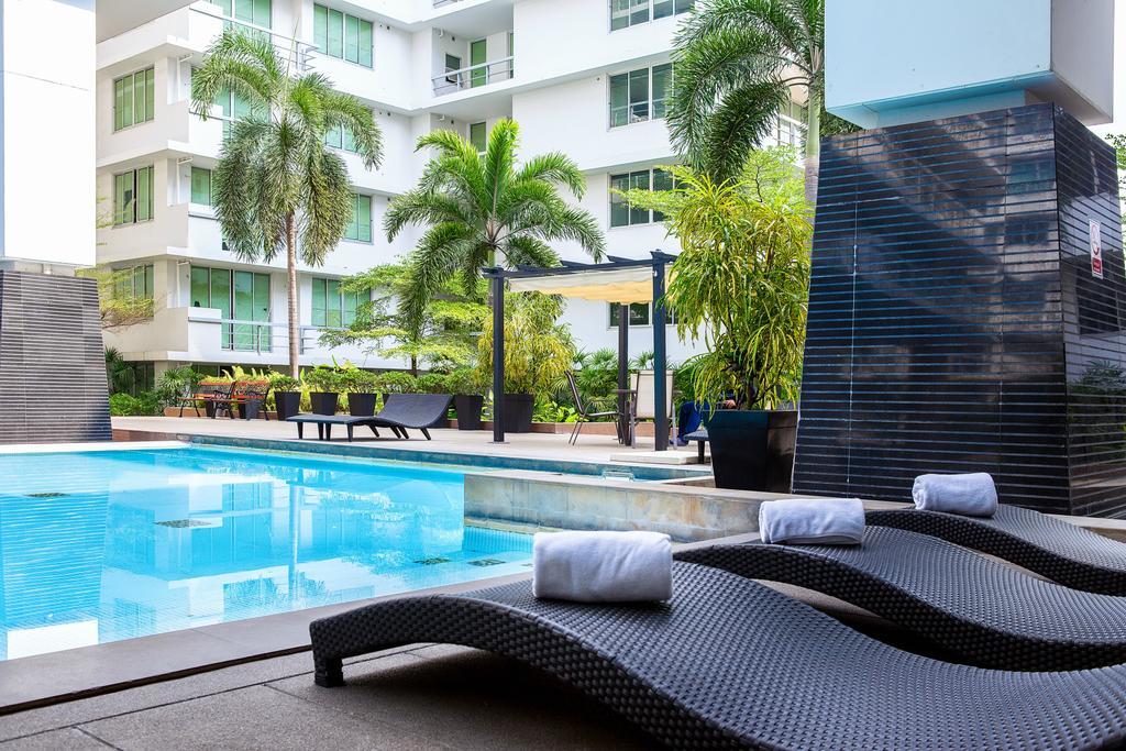 The Capital Resort @ Sukhumvit 50 Bangkok Luaran gambar The swimming pool at the hotel