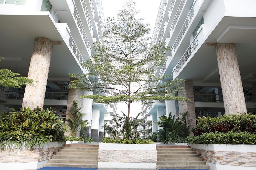 The Capital Resort @ Sukhumvit 50 Bangkok Luaran gambar The courtyard of the school