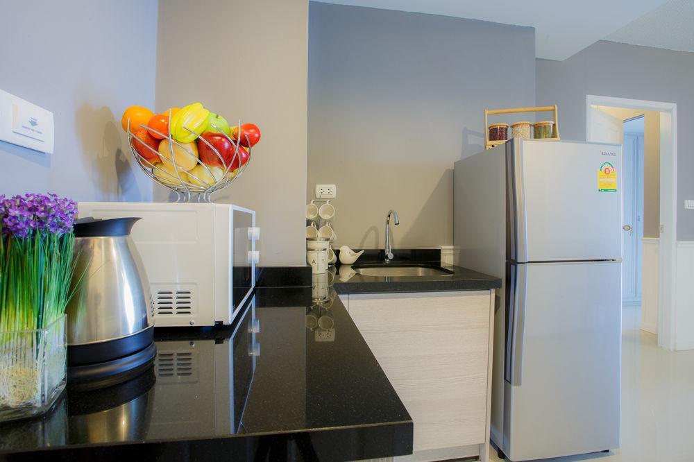 The Capital Resort @ Sukhumvit 50 Bangkok Luaran gambar A modern kitchen