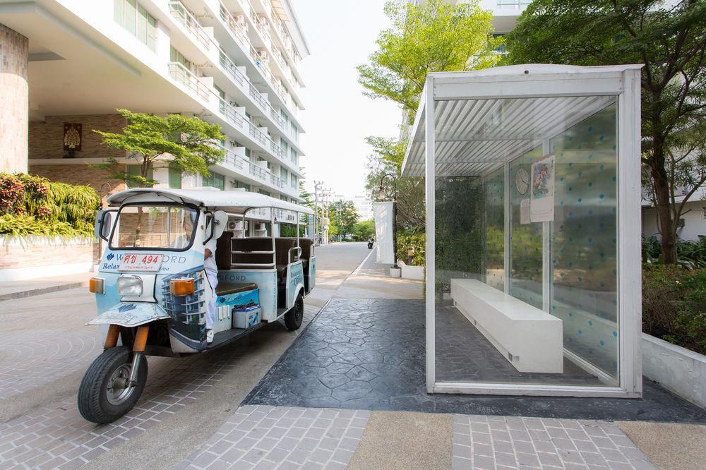 The Capital Resort @ Sukhumvit 50 Bangkok Luaran gambar Tuk-tuk at the bus stop