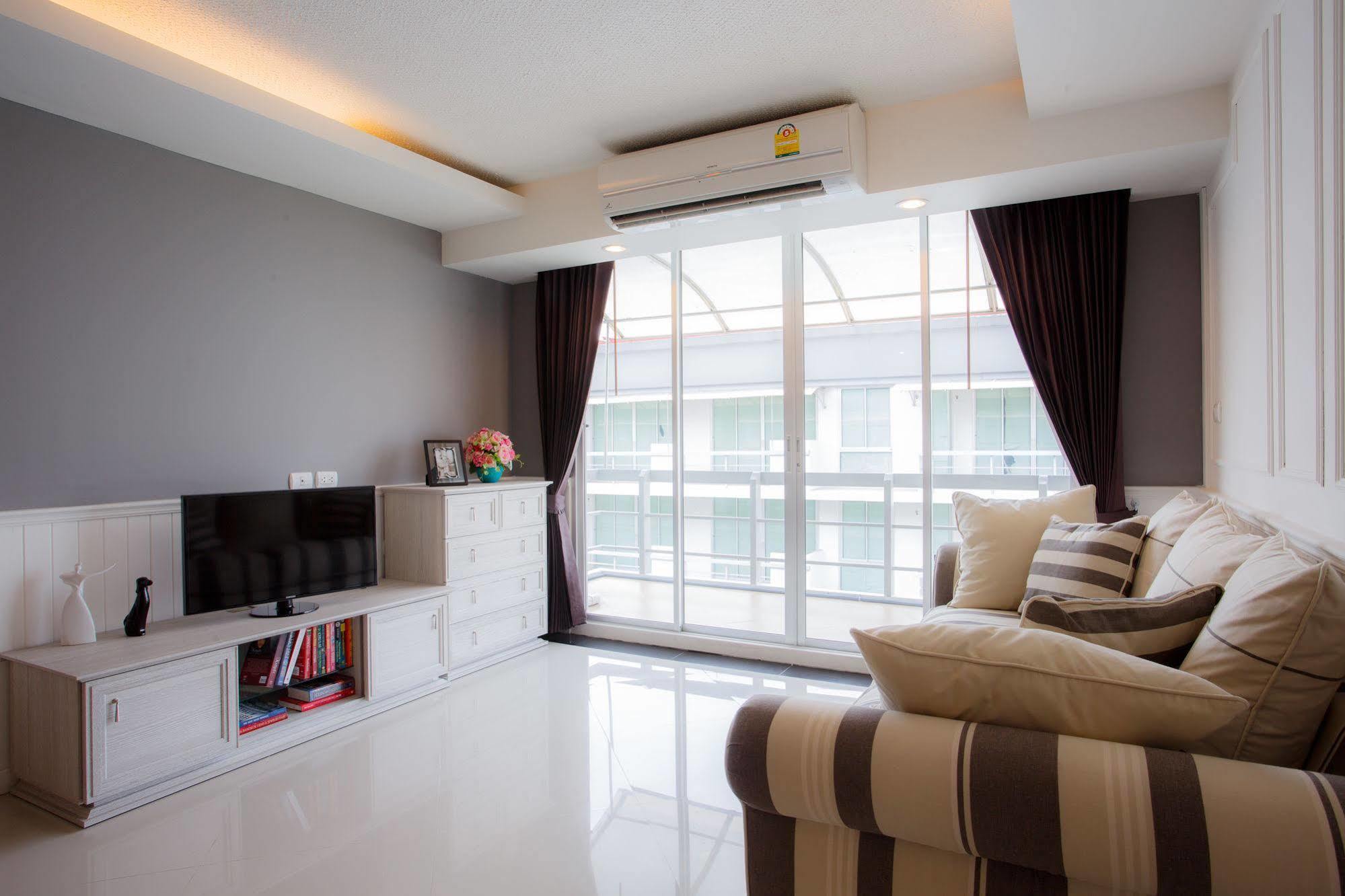 The Capital Resort @ Sukhumvit 50 Bangkok Luaran gambar A living room in a condominium