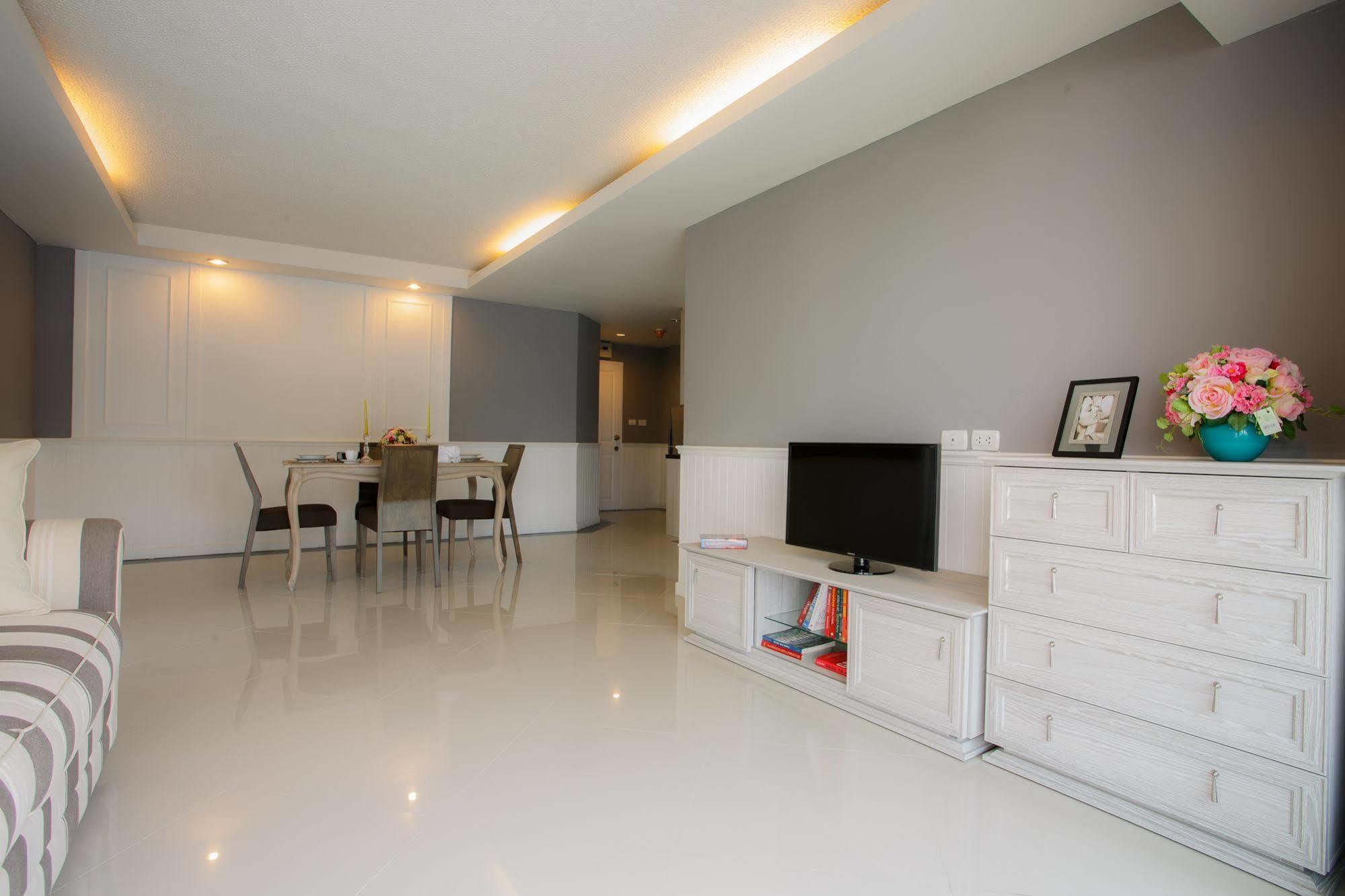 The Capital Resort @ Sukhumvit 50 Bangkok Luaran gambar A living room in a landed property in Singapore