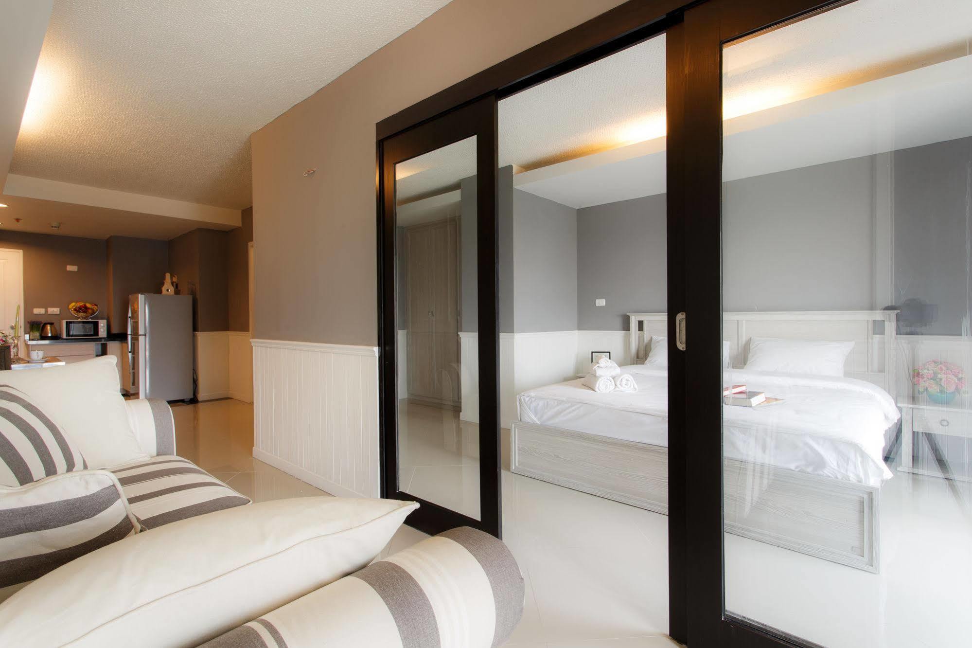 The Capital Resort @ Sukhumvit 50 Bangkok Luaran gambar Sliding doors