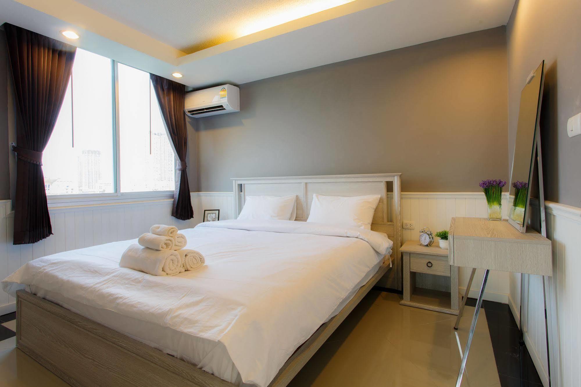 The Capital Resort @ Sukhumvit 50 Bangkok Luaran gambar A bedroom in a hotel