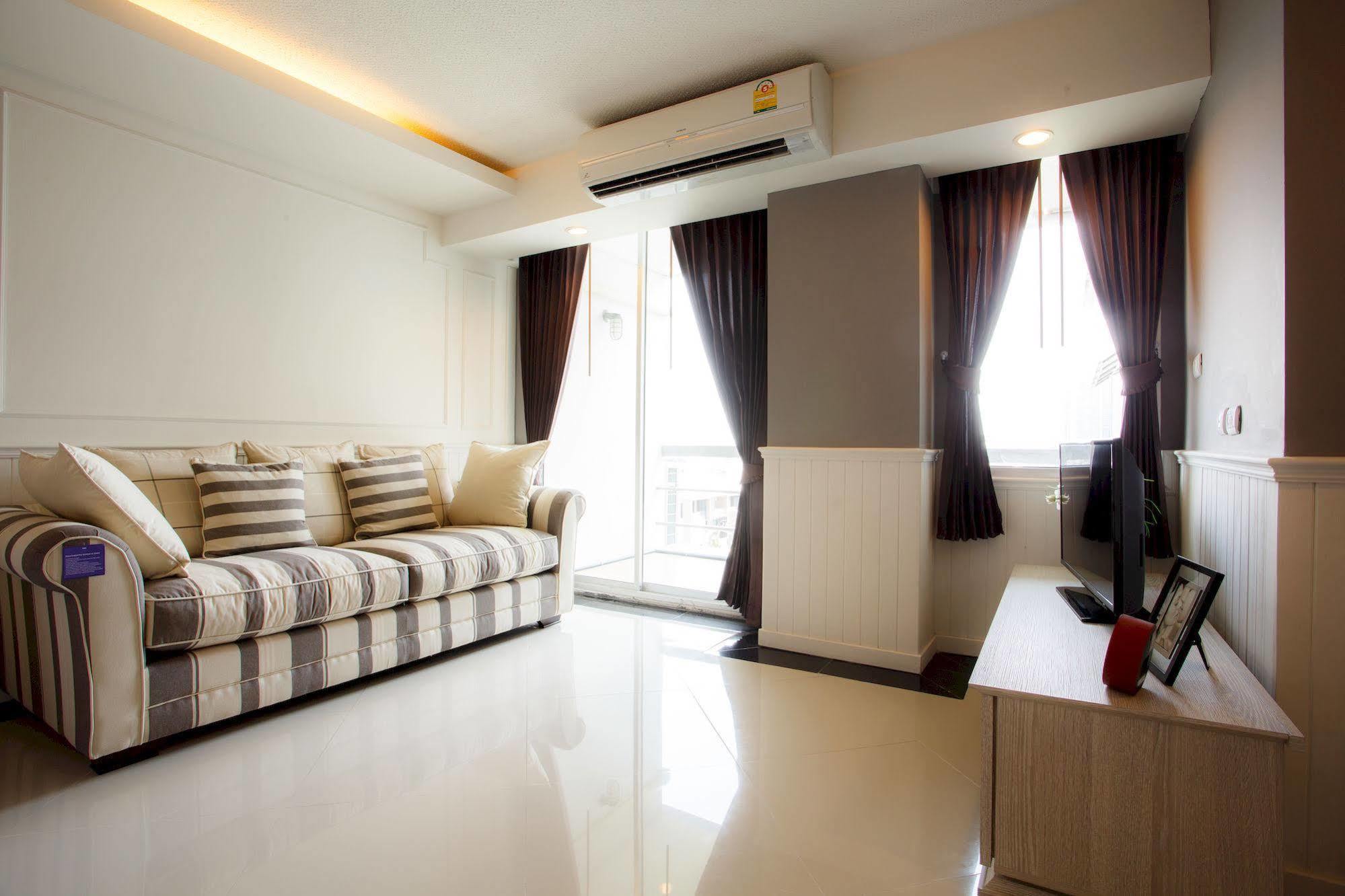 The Capital Resort @ Sukhumvit 50 Bangkok Luaran gambar A living room in a condominium