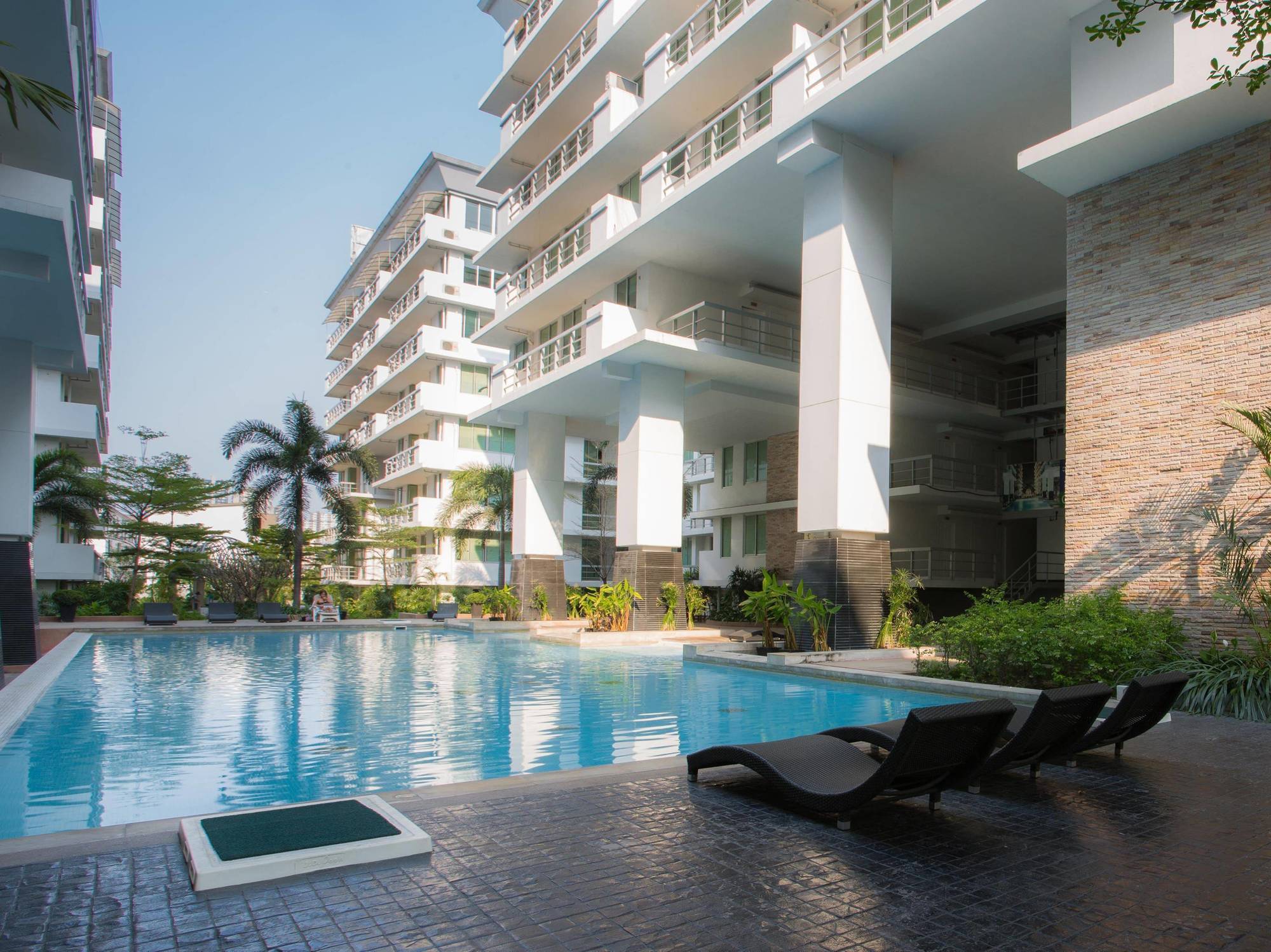 The Capital Resort @ Sukhumvit 50 Bangkok Luaran gambar The swimming pool at the complex